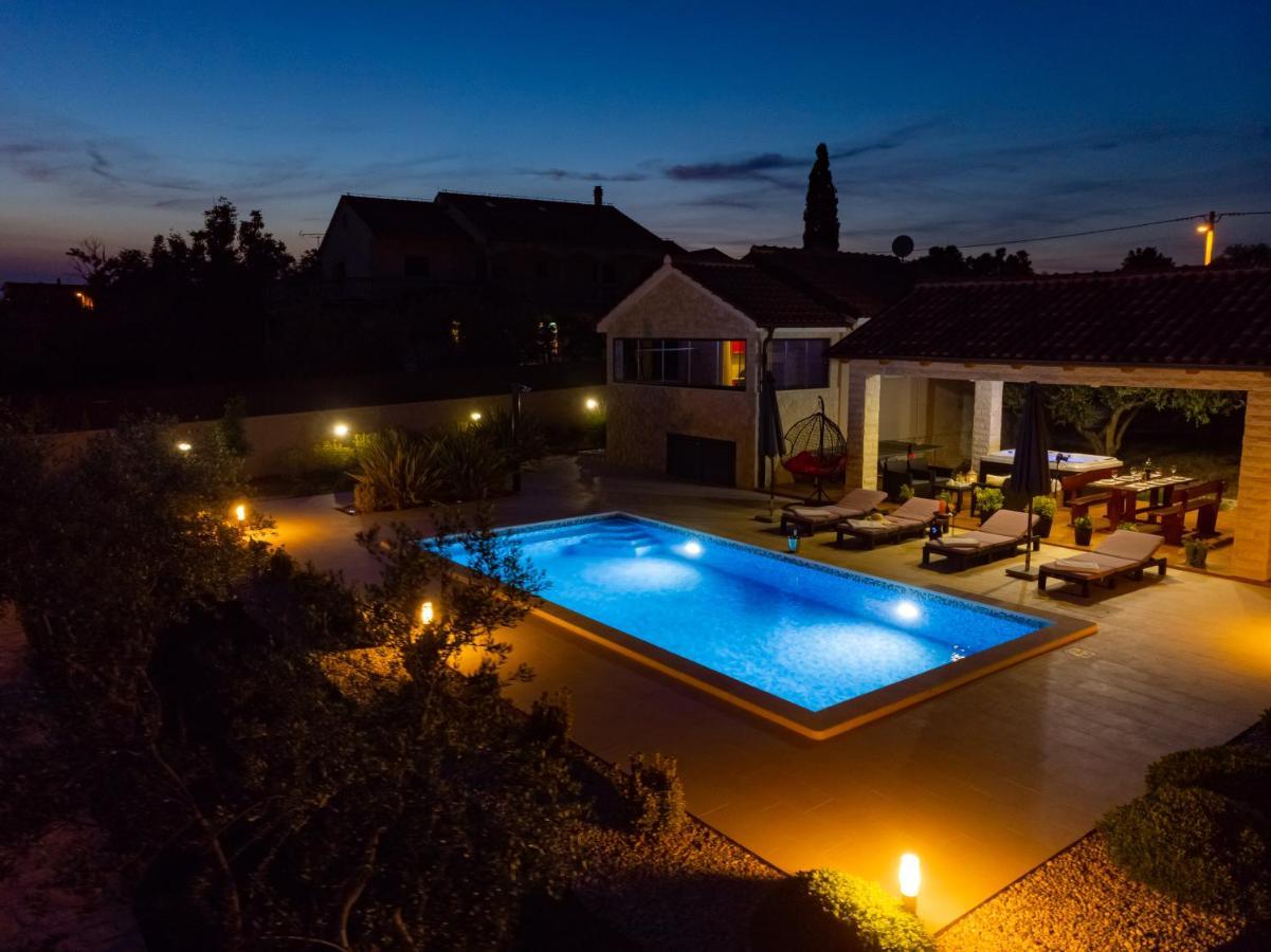 Villa Lorema-Pet Friendly On 5000 Sqm Garden,Pool, Jacuzzi, Billiard&Ps5 Sveti Filip i Jakov Kültér fotó