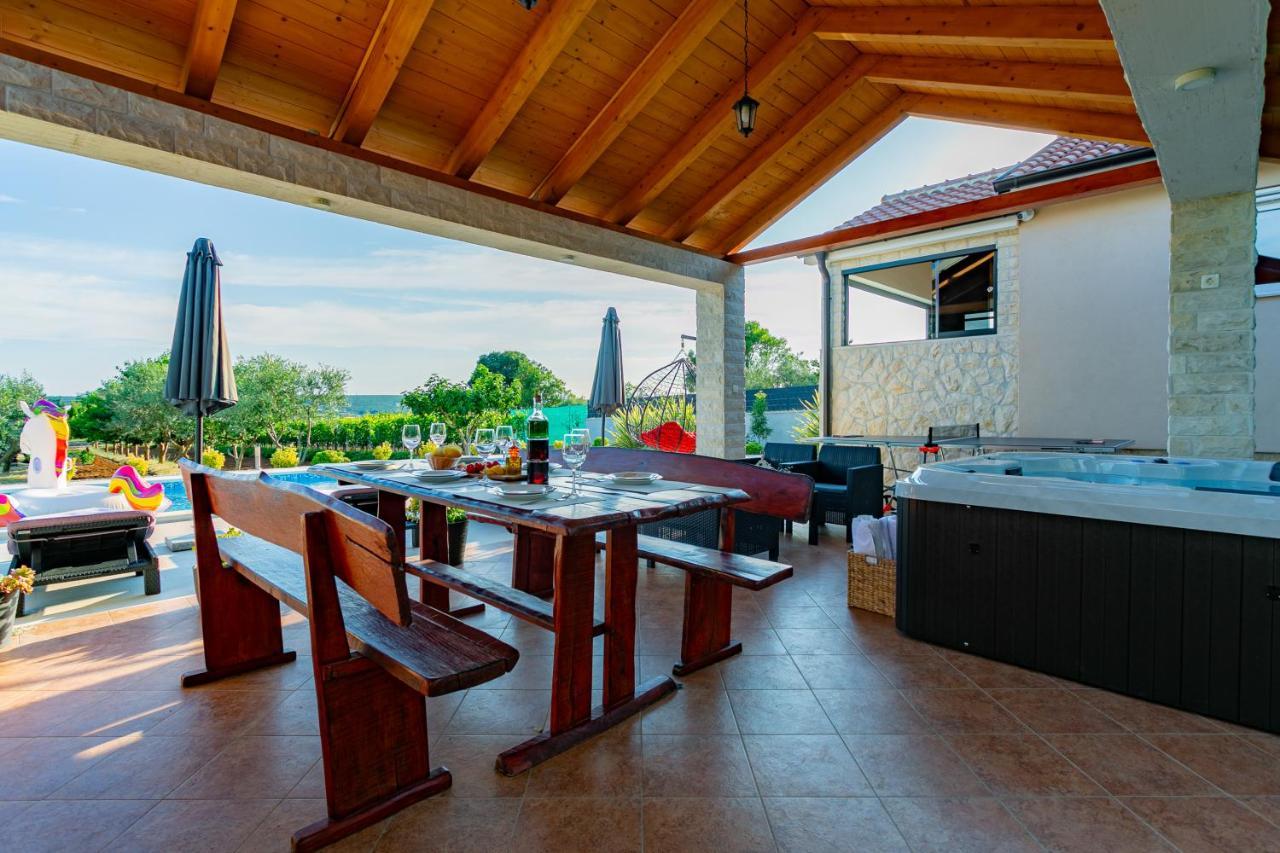 Villa Lorema-Pet Friendly On 5000 Sqm Garden,Pool, Jacuzzi, Billiard&Ps5 Sveti Filip i Jakov Kültér fotó