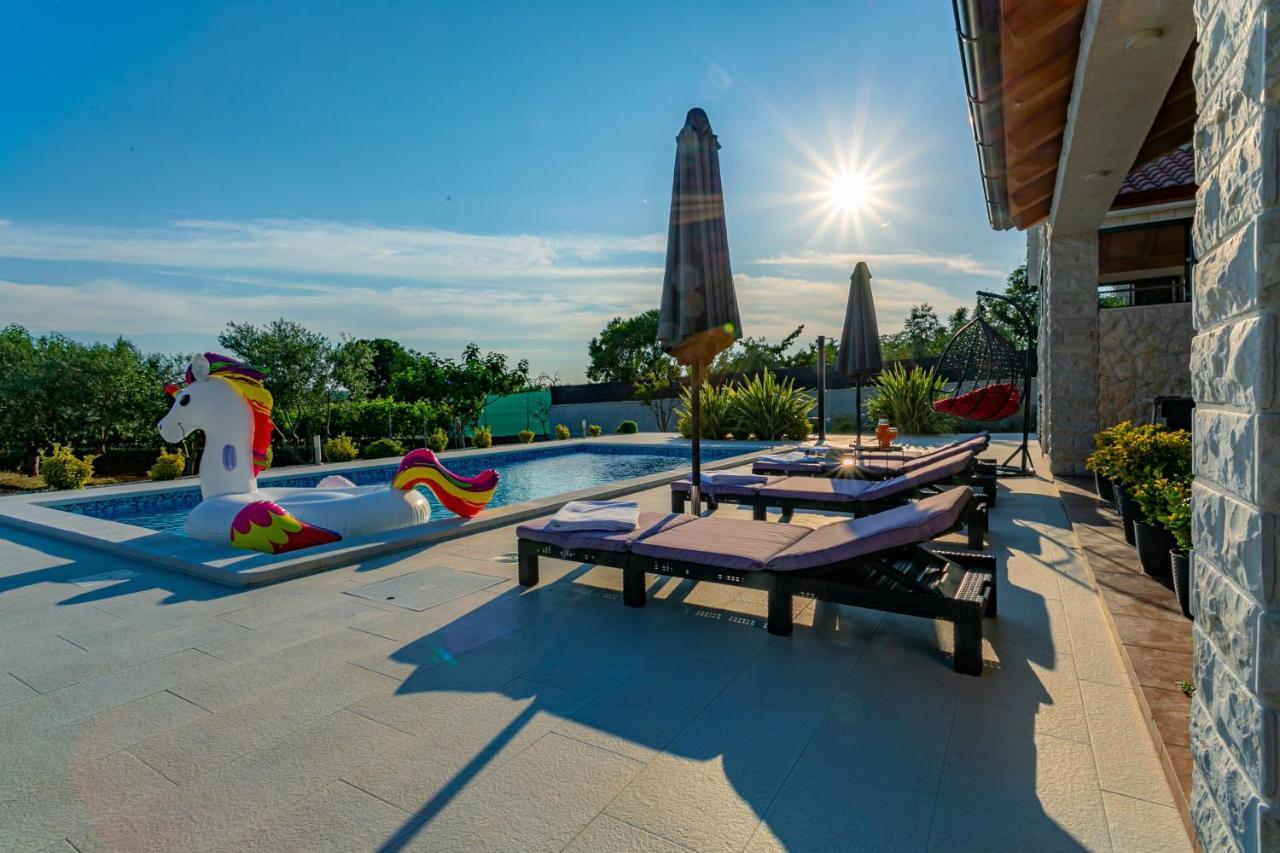Villa Lorema-Pet Friendly On 5000 Sqm Garden,Pool, Jacuzzi, Billiard&Ps5 Sveti Filip i Jakov Kültér fotó