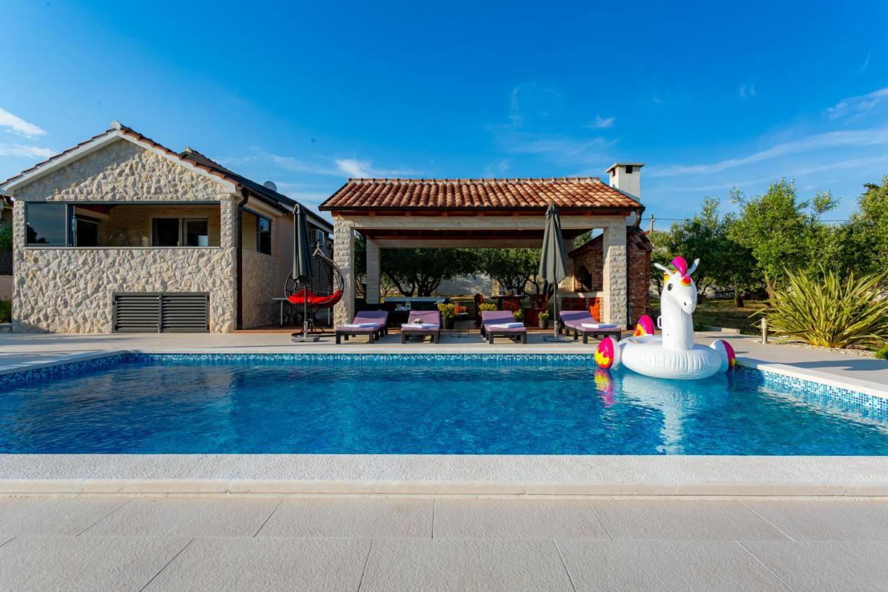 Villa Lorema-Pet Friendly On 5000 Sqm Garden,Pool, Jacuzzi, Billiard&Ps5 Sveti Filip i Jakov Kültér fotó