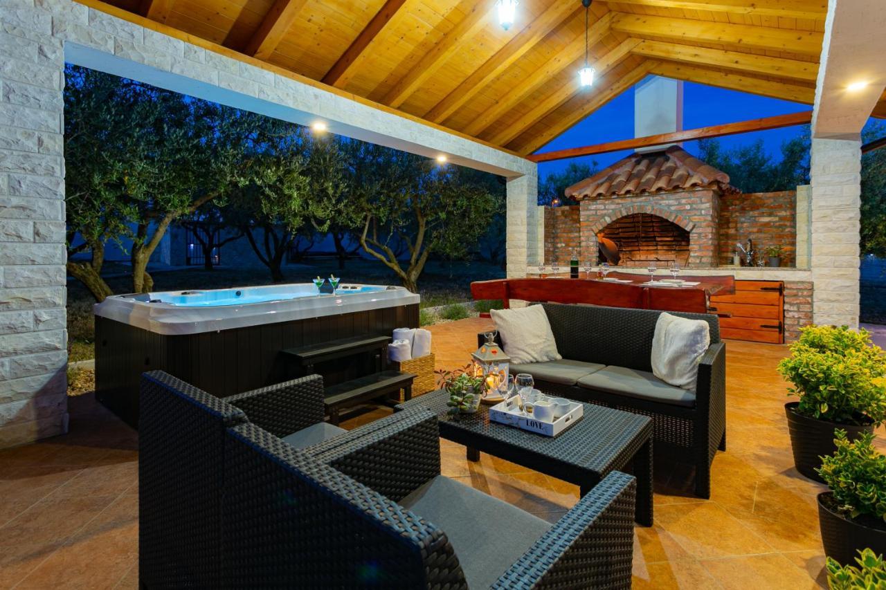 Villa Lorema-Pet Friendly On 5000 Sqm Garden,Pool, Jacuzzi, Billiard&Ps5 Sveti Filip i Jakov Kültér fotó