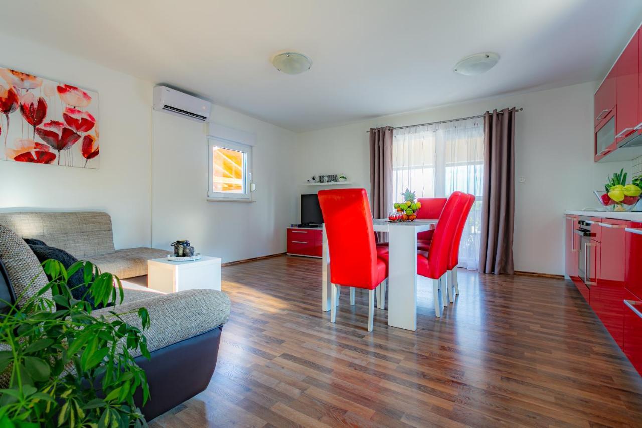 Villa Lorema-Pet Friendly On 5000 Sqm Garden,Pool, Jacuzzi, Billiard&Ps5 Sveti Filip i Jakov Kültér fotó