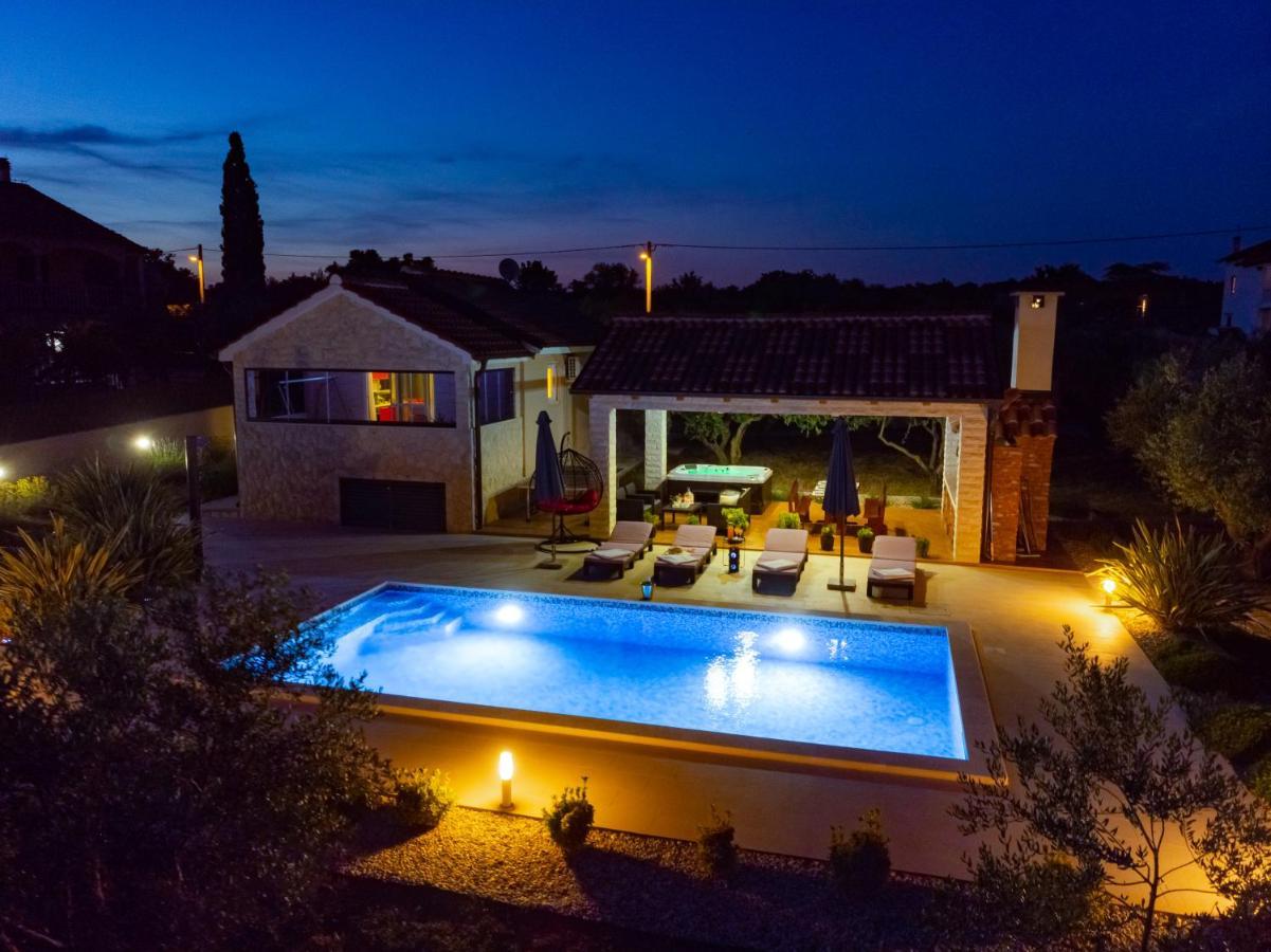 Villa Lorema-Pet Friendly On 5000 Sqm Garden,Pool, Jacuzzi, Billiard&Ps5 Sveti Filip i Jakov Kültér fotó