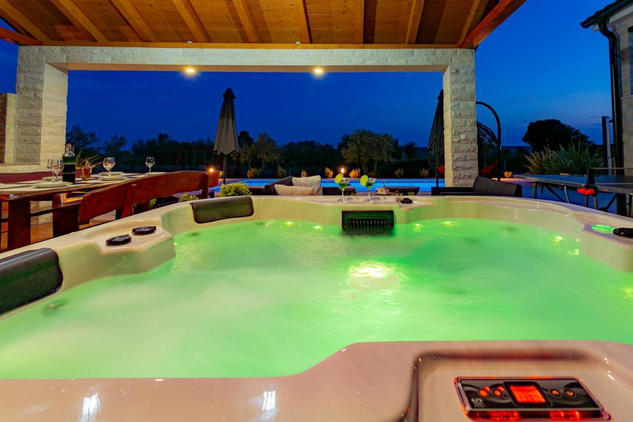 Villa Lorema-Pet Friendly On 5000 Sqm Garden,Pool, Jacuzzi, Billiard&Ps5 Sveti Filip i Jakov Kültér fotó