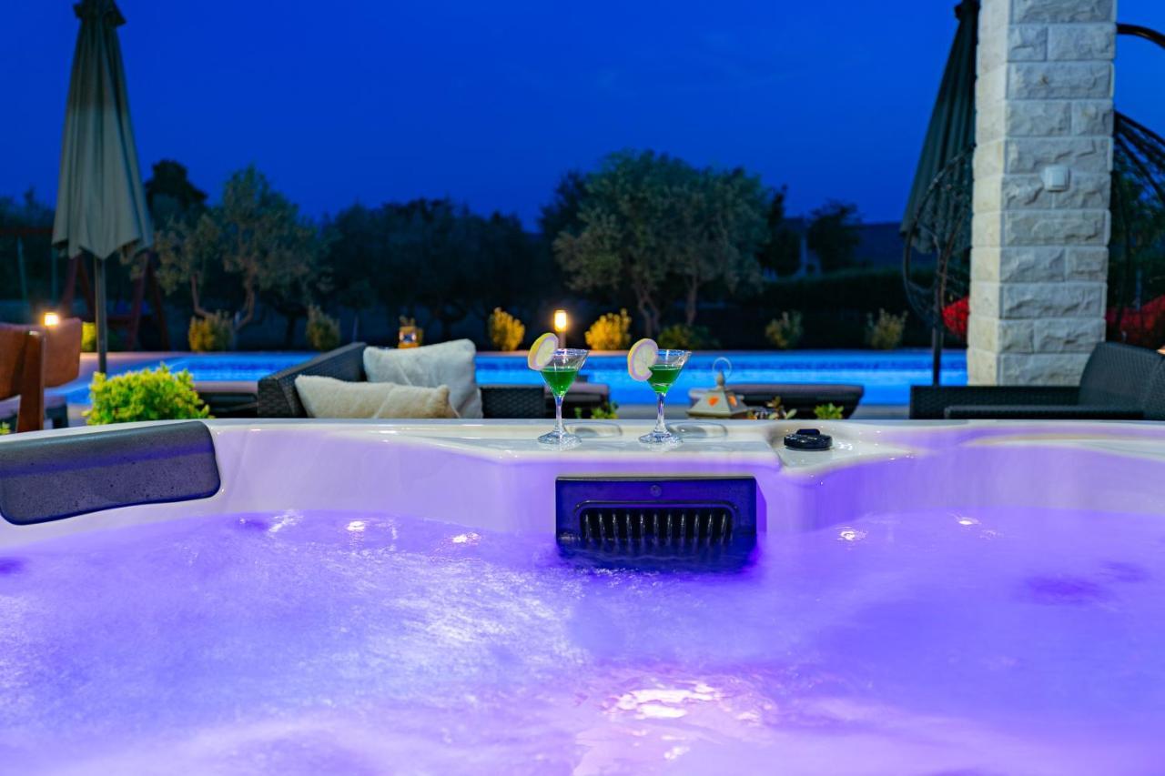Villa Lorema-Pet Friendly On 5000 Sqm Garden,Pool, Jacuzzi, Billiard&Ps5 Sveti Filip i Jakov Kültér fotó