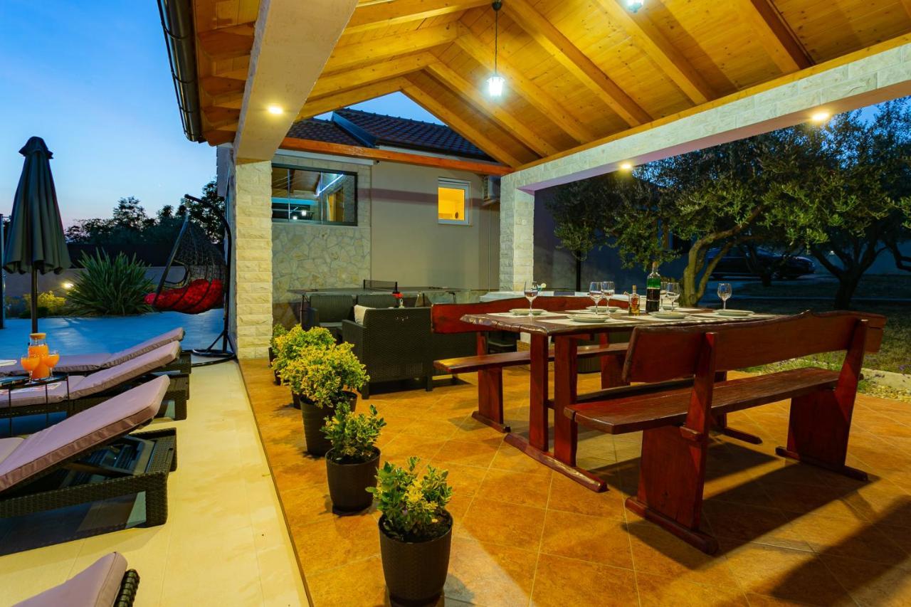 Villa Lorema-Pet Friendly On 5000 Sqm Garden,Pool, Jacuzzi, Billiard&Ps5 Sveti Filip i Jakov Kültér fotó
