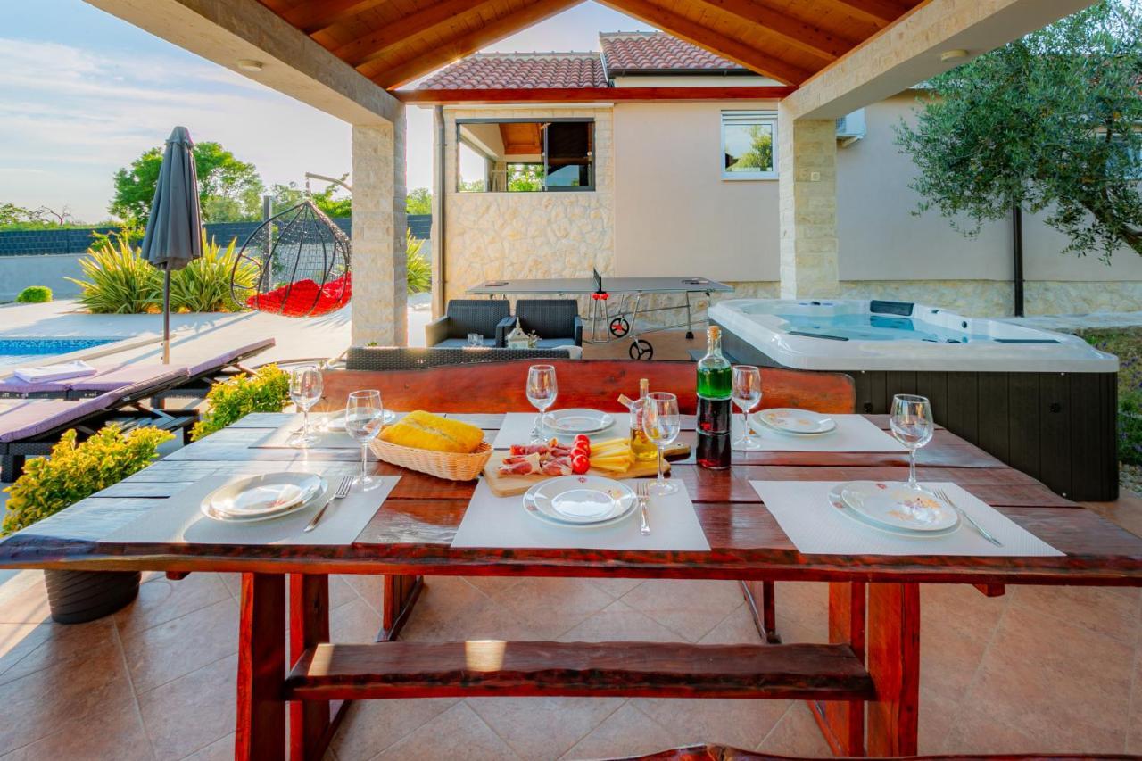 Villa Lorema-Pet Friendly On 5000 Sqm Garden,Pool, Jacuzzi, Billiard&Ps5 Sveti Filip i Jakov Kültér fotó