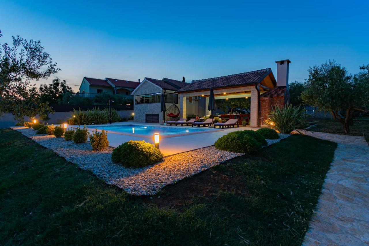 Villa Lorema-Pet Friendly On 5000 Sqm Garden,Pool, Jacuzzi, Billiard&Ps5 Sveti Filip i Jakov Kültér fotó