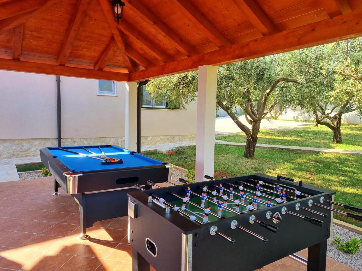 Villa Lorema-Pet Friendly On 5000 Sqm Garden,Pool, Jacuzzi, Billiard&Ps5 Sveti Filip i Jakov Kültér fotó