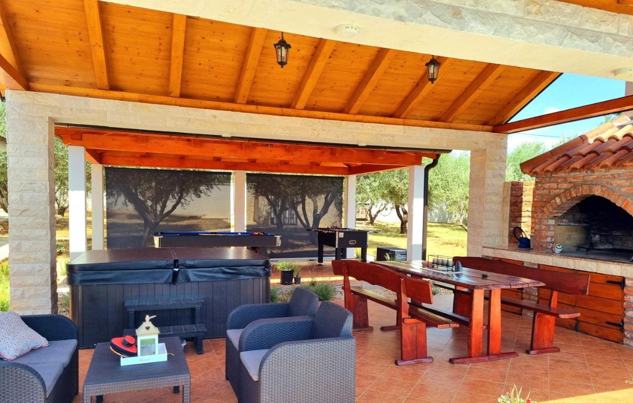 Villa Lorema-Pet Friendly On 5000 Sqm Garden,Pool, Jacuzzi, Billiard&Ps5 Sveti Filip i Jakov Kültér fotó